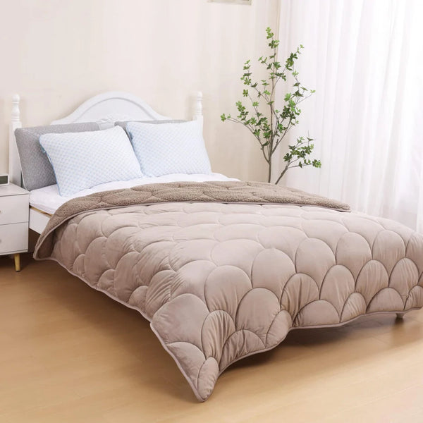 Lileo Velvet Sherpa Comfort Dekbed All Year – Taupe (met instopstrook)